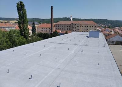 izolace střechy pro fotovoltaiku - izolace střechy tvrdou stříkanou pěnou pro přípravu fotovoltaiky